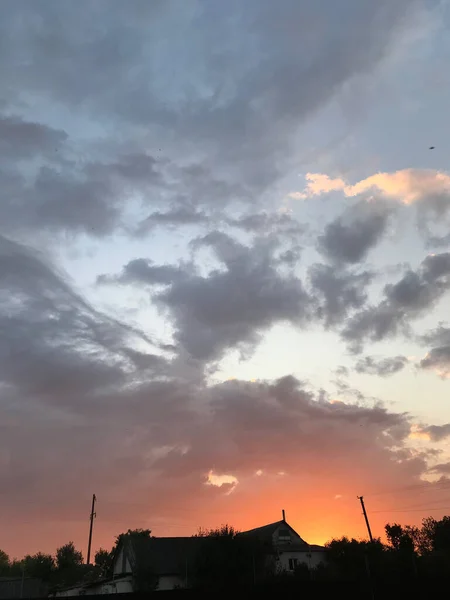 Красивое оранжевое огненное небо — стоковое фото