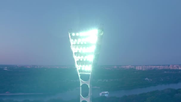 Accendere la torre luminosa di uno stadio di calcio — Video Stock