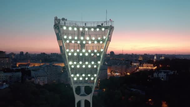 Ligar a torre de iluminação de um estádio de futebol — Vídeo de Stock