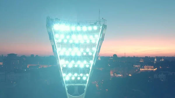 Accendere la torre luminosa di uno stadio di calcio — Foto Stock