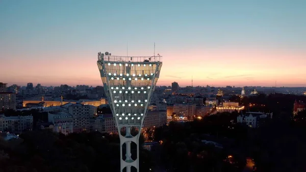 Futbol stadyumunun ışık kulesini açıyorum. 
