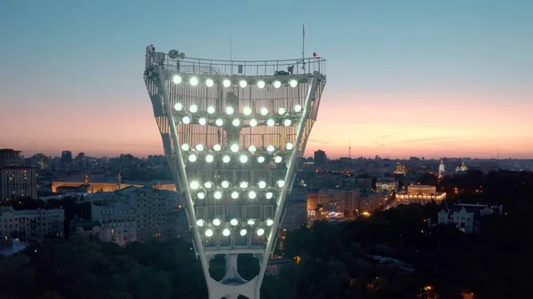 Accendere la torre luminosa di uno stadio di calcio — Foto Stock