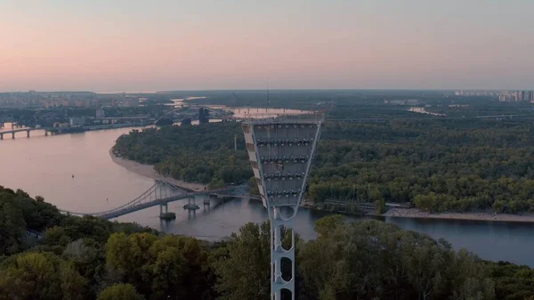 Вимкнув світлову вежу на футбольному стадіоні, перш ніж увімкнути. 4k повітряних — стокове фото