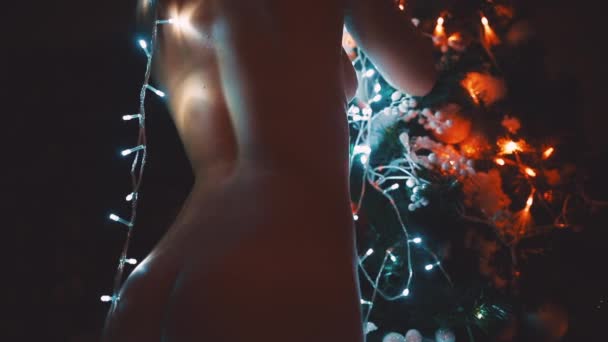 女孩或年轻女子用花环装饰圣诞树 — 图库视频影像
