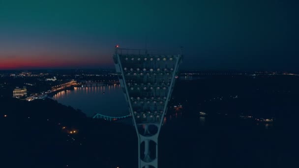 Encendiendo la torre de luz de un estadio de fútbol — Vídeo de stock