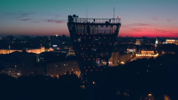 Ligar a torre de iluminação de um estádio de futebol — Vídeo de Stock