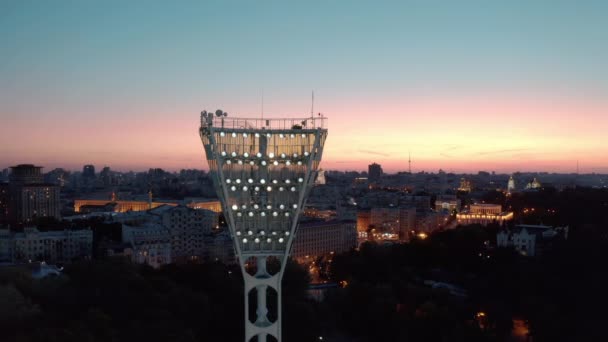 Zapínání světelné věže fotbalového stadionu — Stock video