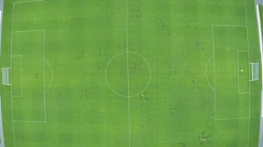 Futbolcular büyük bir stadyumda futbol oynarlar. kırmızı ve mavi üniformalar