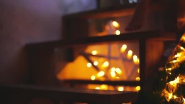 Çıplak kadın bacakları merdivenlerden aşağı iner, kız ya da genç kadın çelenk süsleri