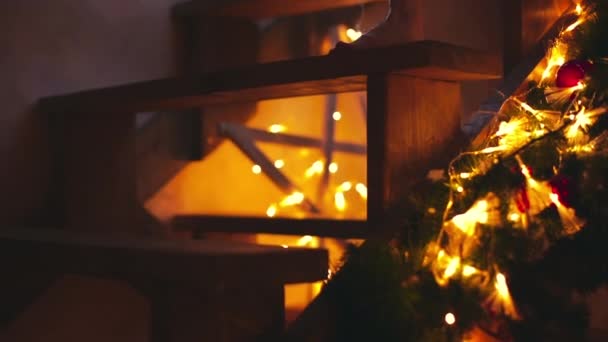 Nakna kvinnliga ben gå ner för trapporna, flicka eller ung kvinna garland dekorationer — Stockvideo