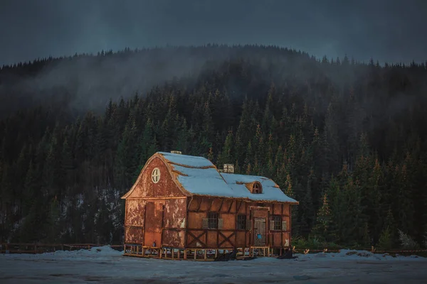 The decoration of the house mysteriously stands on a mountain in a pine forest. — Stock Photo, Image