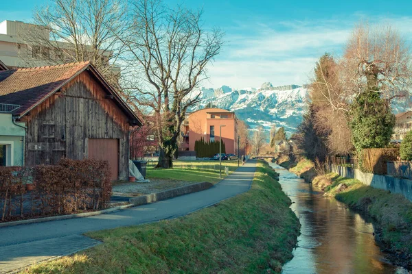 Lihtenştayn 'daki Alp Dağları' nda şafak vakti. dağ nehri ve koşu yolu