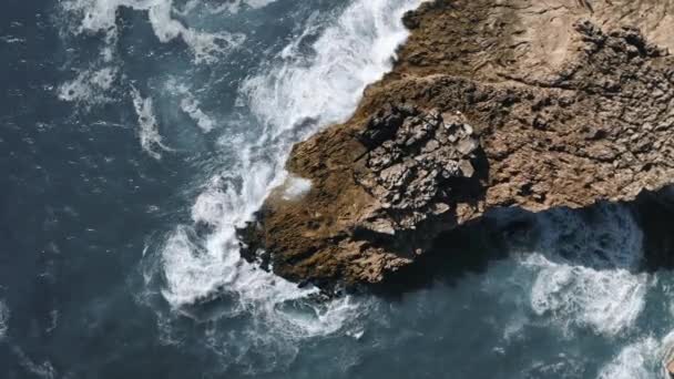 Onde oceaniche colpito la roccia rotante vista aerea topshot in Portogallo — Video Stock