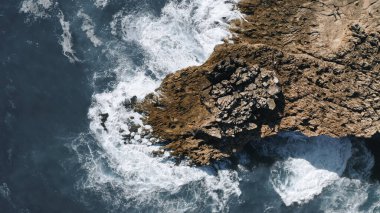 Okyanus dalgaları kayaya çarptı.