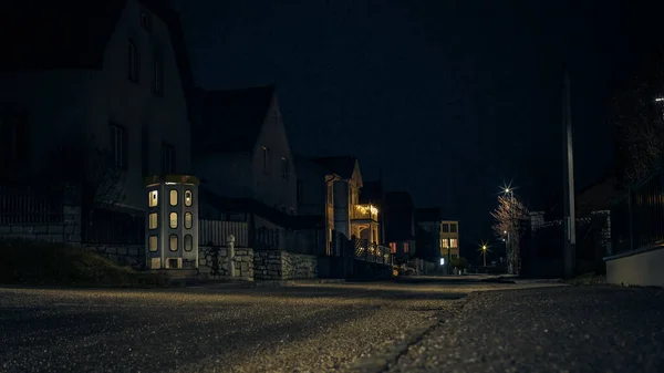 Cabine téléphonique de nuit. téléphone de rue mystique et mystérieux — Photo