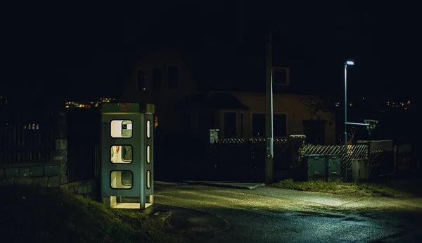 Cabina telefonica notturna. telefono stradale mistico e misterioso — Foto Stock