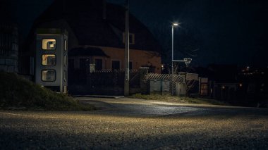 Gece telefon kulübesi. Gizemli ve gizemli bir sokak telefonu