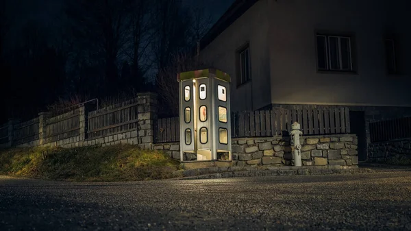 Cabina telefónica nocturna. teléfono de la calle mística y misteriosa — Foto de Stock