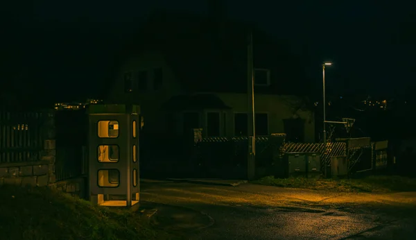 Gece telefon kulübesi. Gizemli ve gizemli bir sokak telefonu