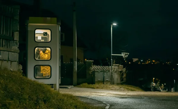 Ragazza parla nella cabina telefonica notturna. telefono stradale mistico e misterioso — Foto Stock