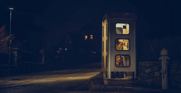 Ragazza parla nella cabina telefonica notturna. telefono stradale mistico e misterioso — Foto Stock