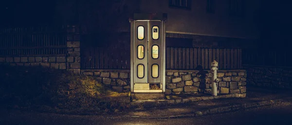 Cabina telefónica nocturna. teléfono de la calle mística y misteriosa — Foto de Stock