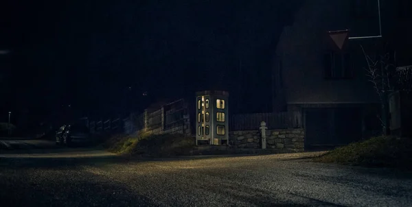 Cabina telefónica nocturna. teléfono de la calle mística y misteriosa Imágenes de stock libres de derechos