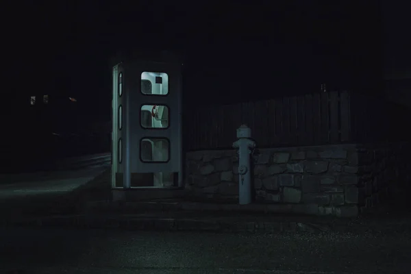 Cabina telefónica nocturna. teléfono de la calle mística y misteriosa — Foto de Stock