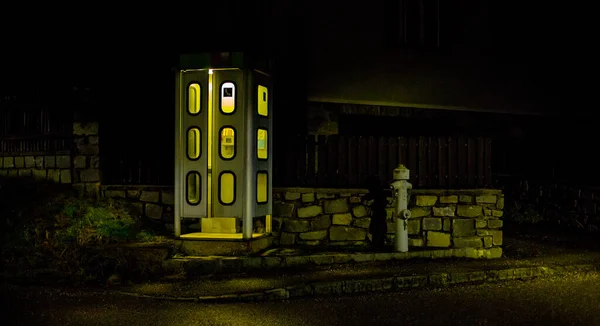 Cabina telefonica notturna. telefono stradale mistico e misterioso — Foto Stock