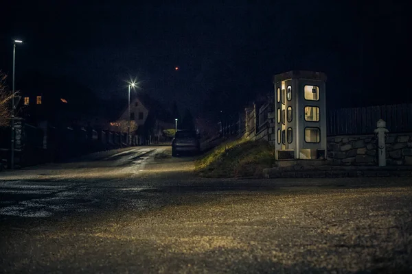 Cabina telefónica nocturna. teléfono de la calle mística y misteriosa — Foto de Stock