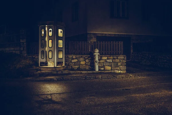 Cabina telefónica nocturna. teléfono de la calle mística y misteriosa — Foto de Stock
