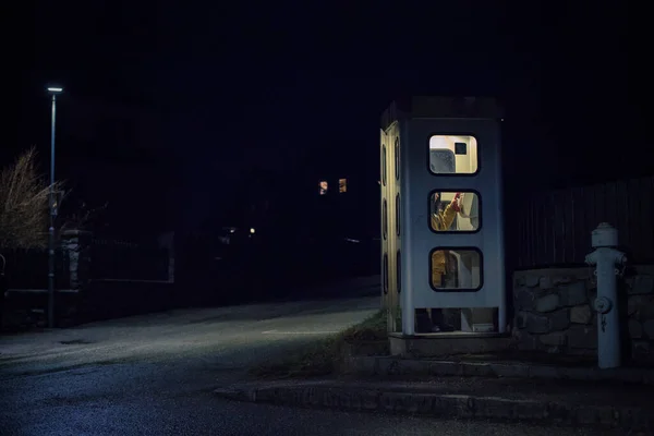 Cabine téléphonique de nuit. téléphone de rue mystique et mystérieux — Photo