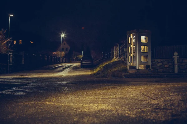 Cabine téléphonique de nuit. téléphone de rue mystique et mystérieux — Photo