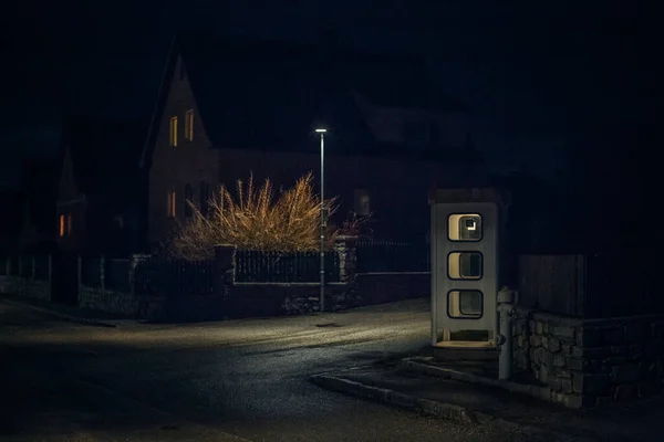 Cabina telefónica nocturna. teléfono de la calle mística y misteriosa Fotos de stock