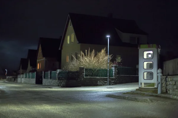 Nachttelefon. Mystische und geheimnisvolle Straße Telefon lizenzfreie Stockfotos