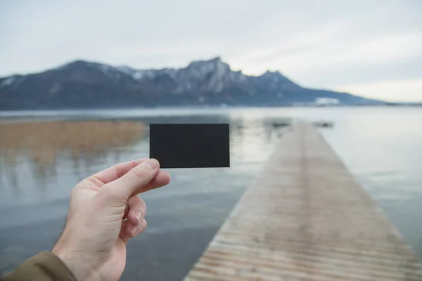 Avusturya dağ gölünün arka planında boş bir kartvizit
