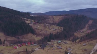 Sonbaharda dağ köyü. Olağanüstü dağ manzarası