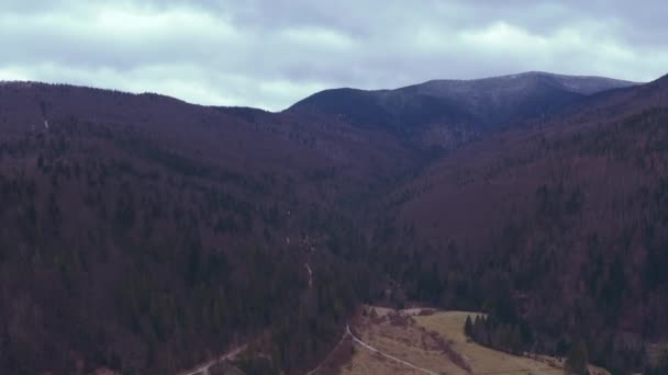 Pueblo de montaña en otoño. Espectacular vista a la montaña — Vídeos de Stock