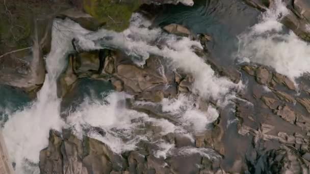 冬の滝。マウンテンクリークからの水の迅速な流れ — ストック動画