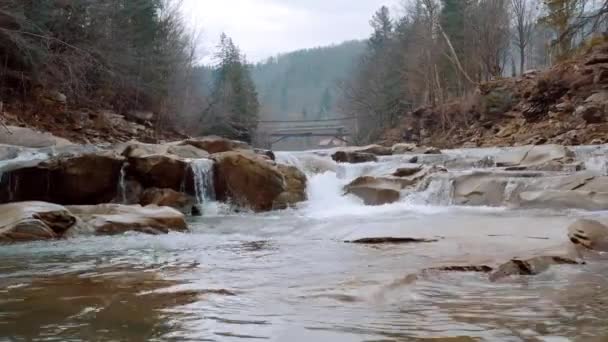 Vodopád v zimě. Rychlý tok vody z horského potoka — Stock video