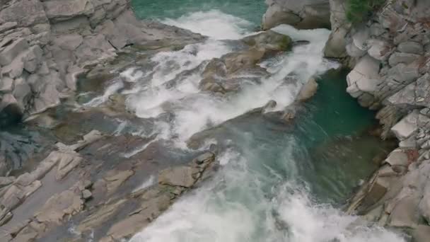 Waterval in de winter. Snelle Stroom van Water uit een Mountain Creek — Stockvideo