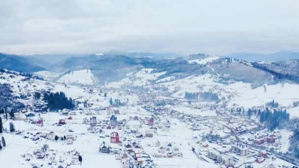 Wioska górska zimą. Spektakularny widok na góry — Wideo stockowe