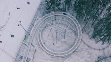 Dağlardaki kış ormanlarında Rodelbahn. çember çizer 