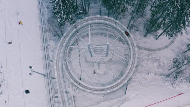Rodelbahn in the winter forest in the mountains. circle rodelbahn — Stock Video