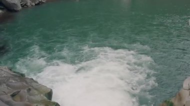 Kışın şelale. Dağ Deresinden Hızlı Su Akışı