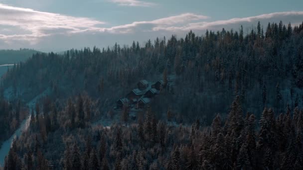 Koselige skoghus gjemt i skogen i fjellene – stockvideo