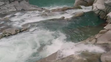 Kışın şelale. Dağ Deresinden Hızlı Su Akışı