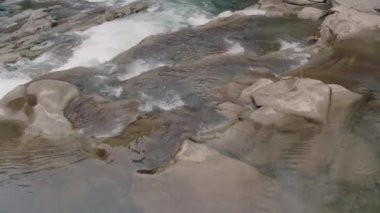 Kışın şelale. Dağ Deresinden Hızlı Su Akışı