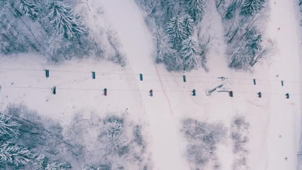 Telesilla en las montañas. teleférico sobre la pista de montaña, pista de esquí. — Vídeos de Stock