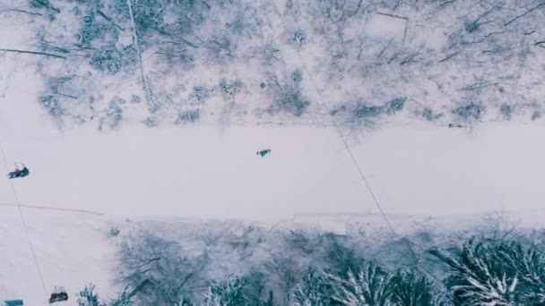 Légi kilátás havas snowboardos lovagolni egyedül egy keskeny hegyi úton — Stock videók